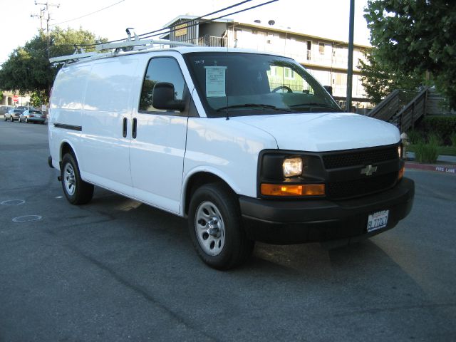 2009 Chevrolet Express 750i 4dr Sdn