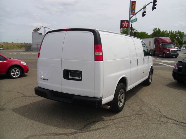 2009 Chevrolet Express 750i 4dr Sdn