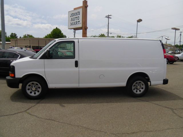 2009 Chevrolet Express 750i 4dr Sdn