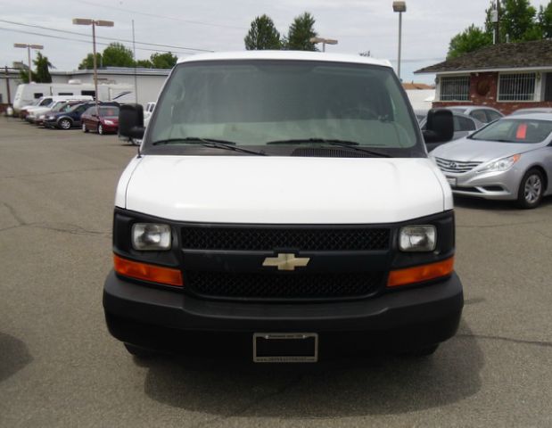 2009 Chevrolet Express 750i 4dr Sdn