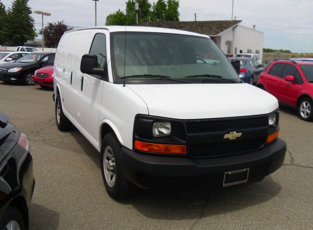 2009 Chevrolet Express 750i 4dr Sdn