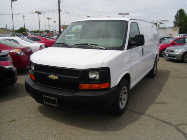 2009 Chevrolet Express 750i 4dr Sdn