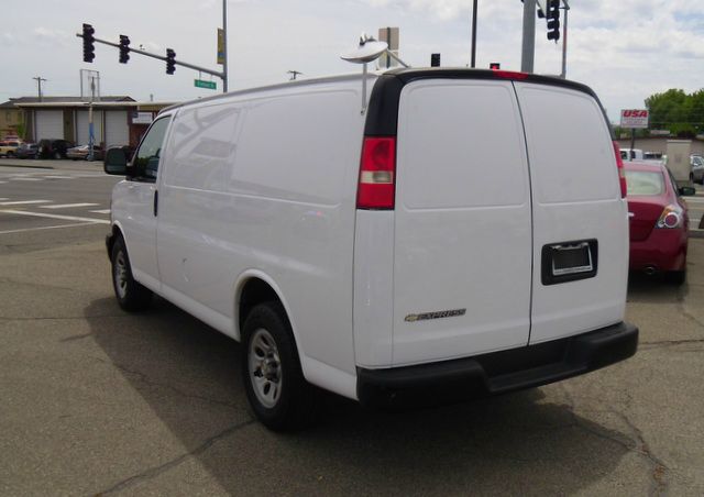 2009 Chevrolet Express 750i 4dr Sdn