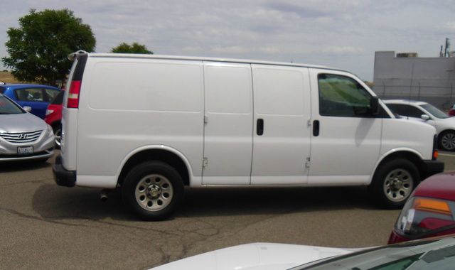 2009 Chevrolet Express 750i 4dr Sdn