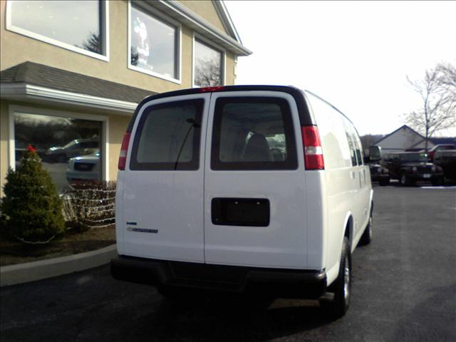 2010 Chevrolet Express Leather / Sunroof