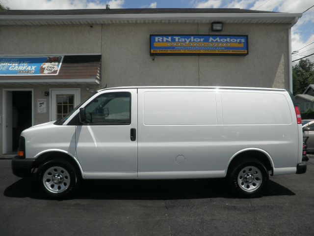 2013 Chevrolet Express 750i 4dr Sdn