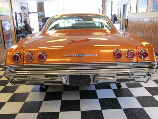 1965 Chevrolet Impala 4dr Sdn Auto (natl) Hatchback