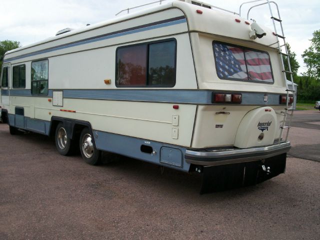 1988 Chevrolet P30 5-door Wagon 5-spd MT