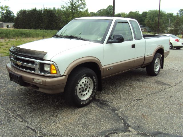 1996 Chevrolet S10 4dr Sdn SL Auto Sedan