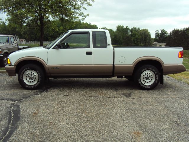 1996 Chevrolet S10 4dr Sdn SL Auto Sedan