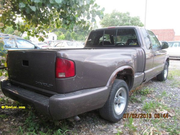 1997 Chevrolet S10 4dr Sdn Auto GLS w/XM