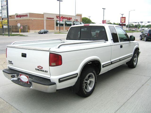 1998 Chevrolet S10 4dr Sdn Auto GLS w/XM