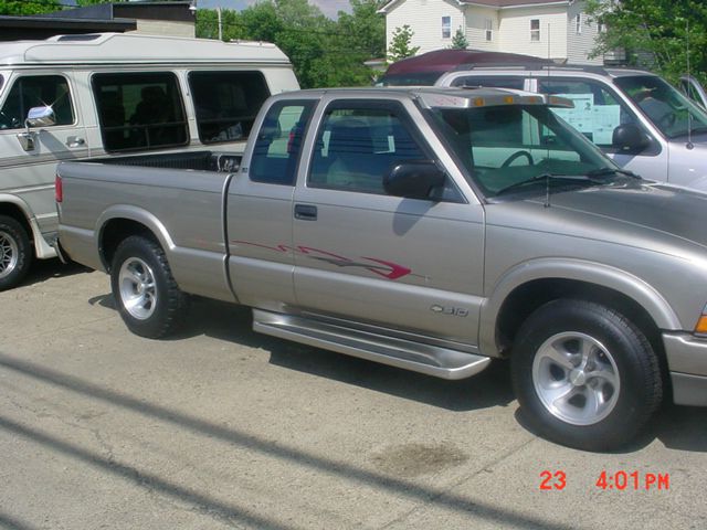 1998 Chevrolet S10 4dr Sdn Auto GLS w/XM