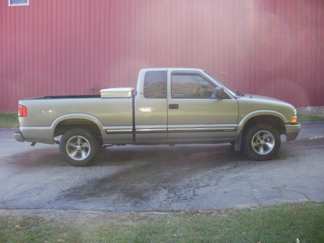 2001 Chevrolet S10 4dr Sdn Auto GLS w/XM