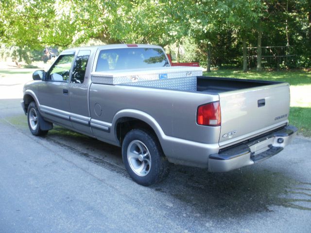 2001 Chevrolet S10 4dr Sdn Auto GLS w/XM