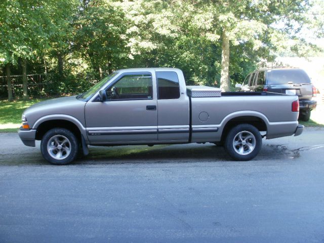 2001 Chevrolet S10 4dr Sdn Auto GLS w/XM