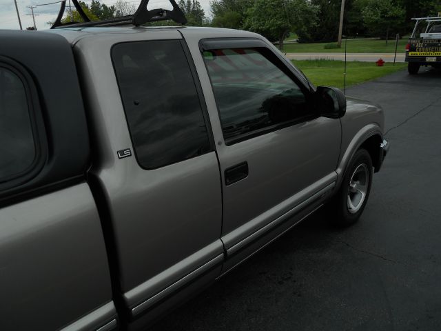 2001 Chevrolet S10 4dr Sdn Auto GLS w/XM