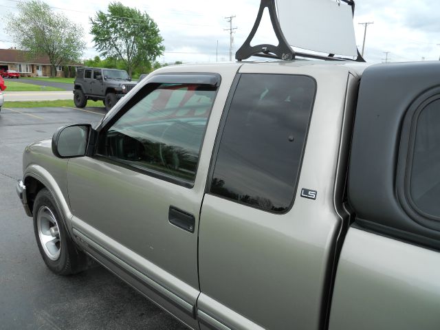 2001 Chevrolet S10 4dr Sdn Auto GLS w/XM