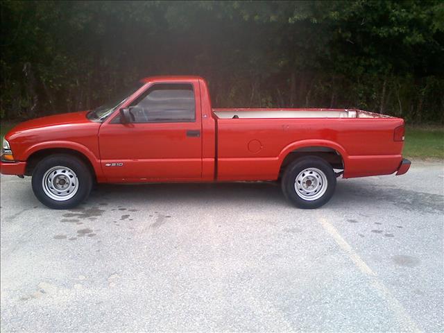 2001 Chevrolet S10 F150 Regular Cab XLT Pickup 4D 8 Ft