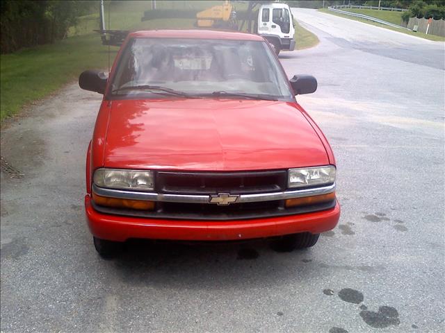 2001 Chevrolet S10 F150 Regular Cab XLT Pickup 4D 8 Ft