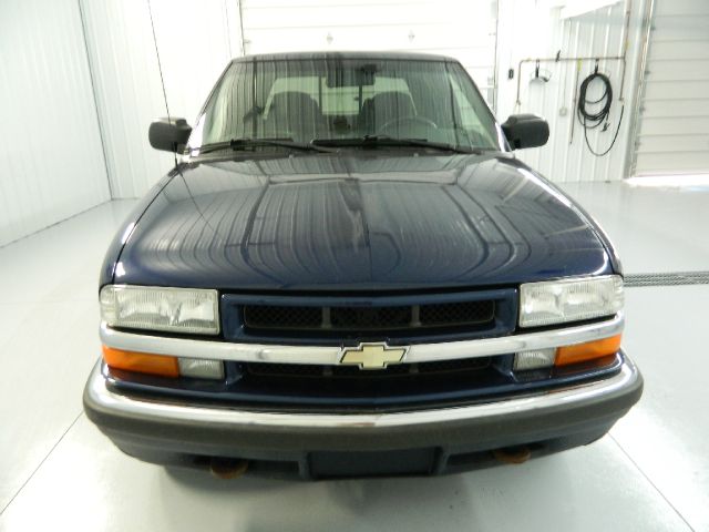 2002 Chevrolet S10 C300 Luxury Sedan 4D