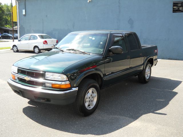 2002 Chevrolet S10 C300 Luxury Sedan 4D