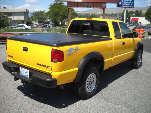 2003 Chevrolet S10 2dr Cpe I4 2.5 S