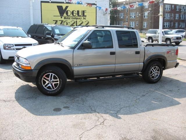 2003 Chevrolet S10 2003 Nissan GXE