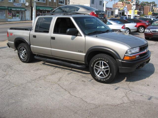 2003 Chevrolet S10 2003 Nissan GXE