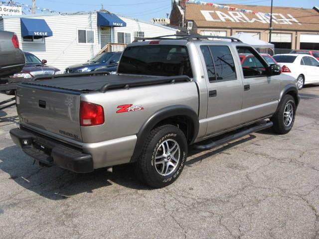 2003 Chevrolet S10 2003 Nissan GXE