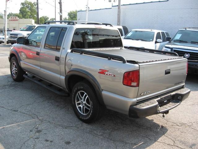 2003 Chevrolet S10 2003 Nissan GXE