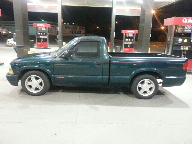 1998 Chevrolet S10 Pickup SL 2500 Snow Plow