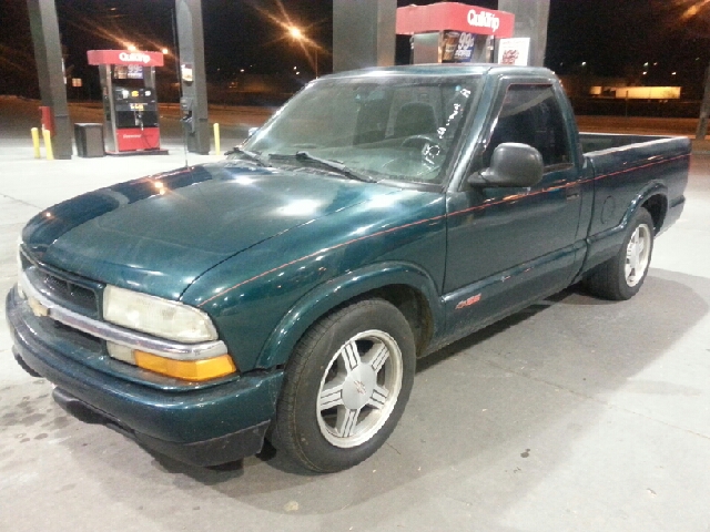 1998 Chevrolet S10 Pickup SL 2500 Snow Plow