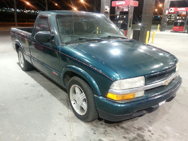 1998 Chevrolet S10 Pickup SL 2500 Snow Plow