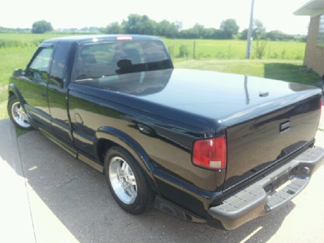 2002 Chevrolet S10 Pickup 4dr Sdn Auto GLS w/XM