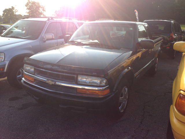 2002 Chevrolet S10 Pickup 4dr Sdn Auto GLS w/XM