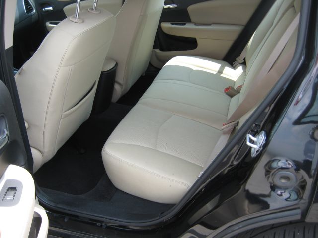 2011 Chrysler 200 SLT 25