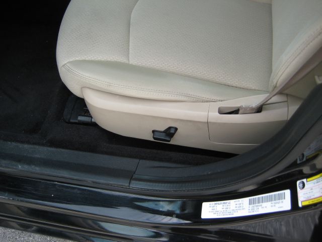 2011 Chrysler 200 SLT 25