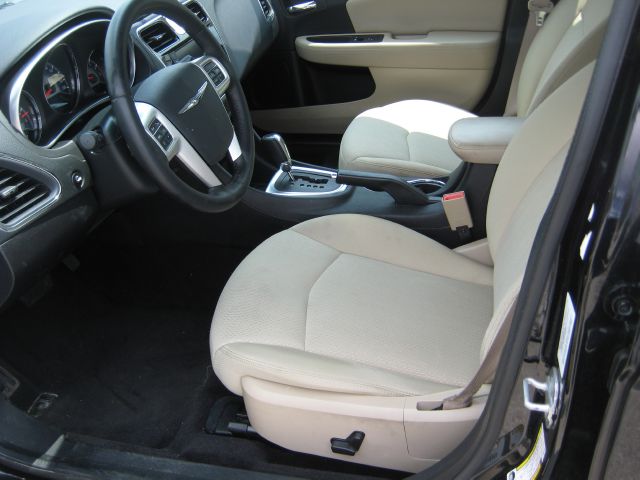 2011 Chrysler 200 SLT 25