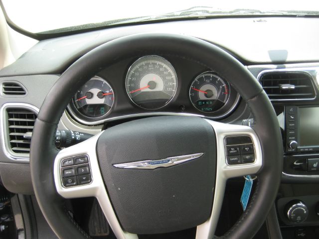 2011 Chrysler 200 SLT 25