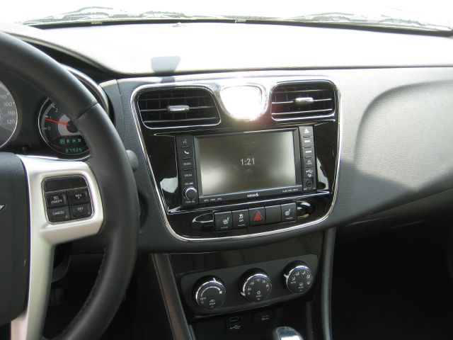 2011 Chrysler 200 SLT 25