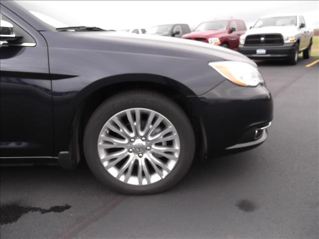 2012 Chrysler 200 SLT 25