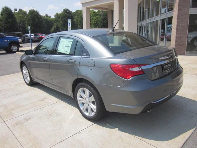 2012 Chrysler 200 4dr Sdn Auto