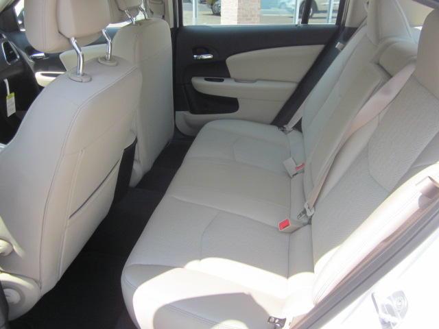 2012 Chrysler 200 5DR WGN AUTO (natl) Wagon