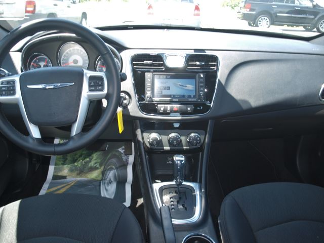 2012 Chrysler 200 SLT 25