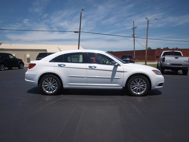 2012 Chrysler 200 SLT 25