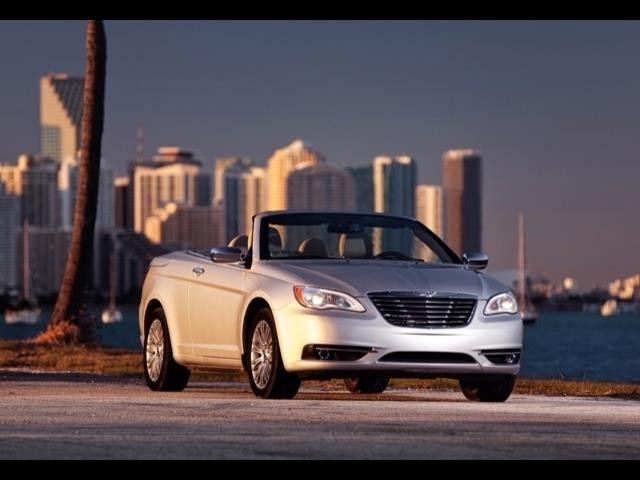 2012 Chrysler 200 4dr Sdn LE Auto (natl) Sedan