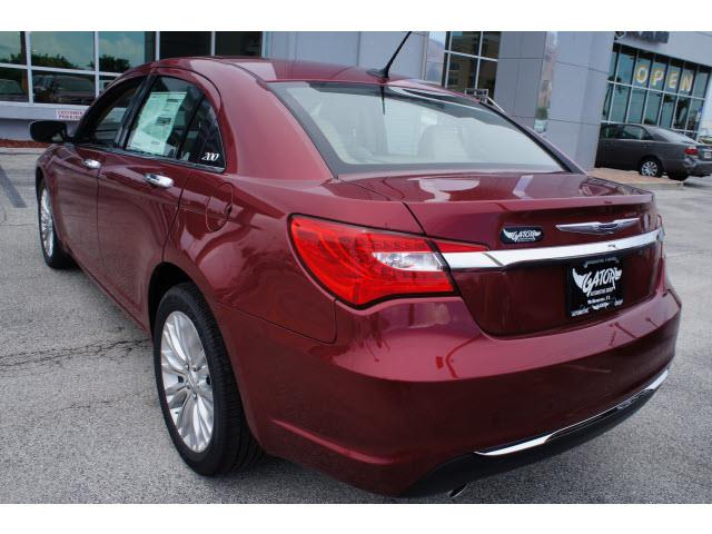 2013 Chrysler 200 SLT 25