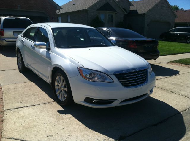 2013 Chrysler 200 SLT 25