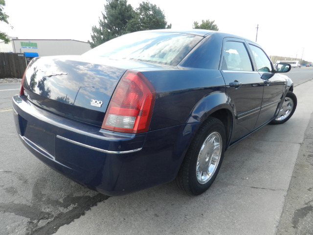 2005 Chrysler 300 SLT 25